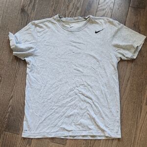 Nike Men's Light Gray Short Sleeve Tee
